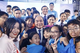国家主席阮春福同新冠孤儿一起参加 “返校日”活动