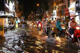 河内市出现强降雨天气 多处严重积水