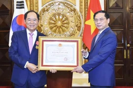 越南向韩国驻越南大使朴能运授予友谊勋章