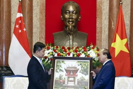 国家主席阮春福会见新加坡国会议长陈川仁