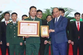 国家主席阮春福向国防军事领域优秀科研工程颁授科技类胡志明奖