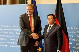 胡志明国家政治学院院长阮春胜对德国进行工作访问