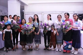 老挝和柬埔寨留学生了解越南家庭的传统文化