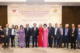 国会主席王廷惠会见在欧越侨企业和旅匈越侨代表