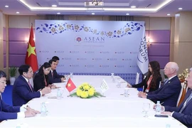 越南政府总理范明政会见世界经济论坛执行主席克劳斯·施瓦布