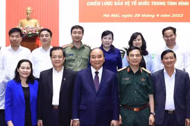 国家主席阮春福：全面、有效地开展新形势下保卫祖国战略的决议实施10周年总结部署工作