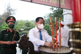 越共中央宣教部部长阮仲义向英雄烈士上香