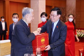 国会主席王廷惠在春节前夕会见历届国会原领导并向他们致以新春祝福