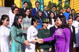 越南国家副主席武氏映春会见2022年青年科技人才代表团
