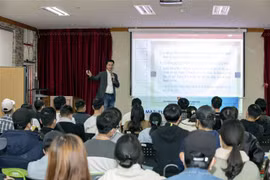 为在韩国光州市越南劳动者开展普法宣传活动