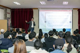 为在韩国光州市越南劳动者开展普法宣传活动