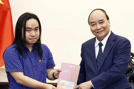 国家主席阮春福会见文学领域青年人才