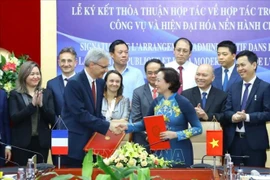 越南与法国加强在公共服务和公共行政现代化领域的合作
