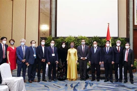 越南国家主席阮春福会见新加坡一流创新企业领导 