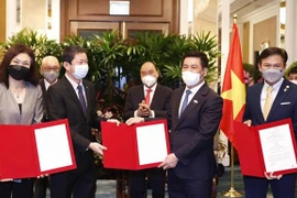  越南国家主席阮春福会见新加坡多家领先集团领导人