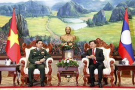 老挝党和国家领导人会见越南国防部长潘文江