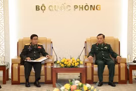 黄春战上将会见老挝国防部外事局代表和专员代表团