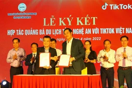 乂安省举行海滩旅游与特产推广活动