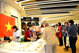 越南代表团在2022年联合国国际义卖活动推广国家形象