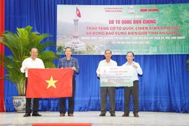向安江省人民和战士送去一万面国旗