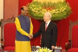 越共中央总书记阮富仲会见印度下议院议长