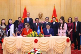 胡志明国家政治学院与联合国开发计划署签署合作备忘录