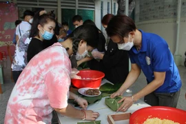 老挝学生喜过越南传统新年
