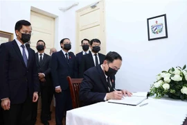 越南国会常务副主席陈青敏在吊唁簿上留言 对前古巴全国人民政权代表大会主席逝世表示深切哀悼