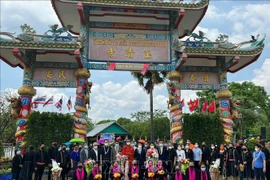 泰国两座历史悠久寺庙越文名字揭牌仪式举行