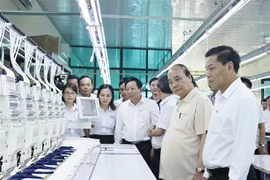 越南国家主席阮春福造访海防市高效的纺织服装经营生产模式