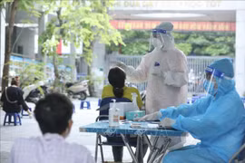 河内市新增新冠肺炎确诊病例突破1.1万 疫情3级地区的学校重新开展线上学习
