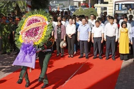 越南国会主席王廷惠敬香缅怀在广义省牺牲的英雄烈士