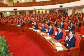 越共十三大五中全会第三个工作日