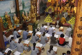 老挝佛迹寺举行元宵节活动为越南侨民祈福