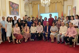 越老驻法国大使馆举行文化交流活动