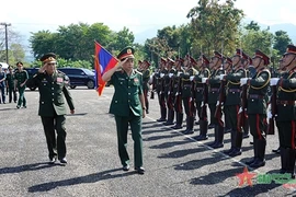 越南国防部长潘文江大将探访老挝人民军1步兵师