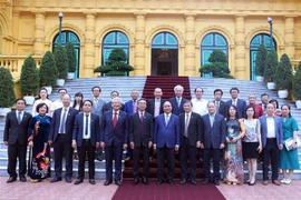 越南国家主席阮春福会见越南建设总会