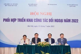 推进外交工作部门之间的协调与配合