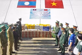 承天顺化省军事指挥部为老挝人民提供大米和必用品