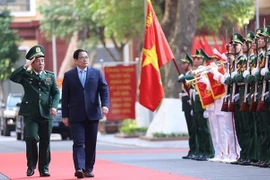 越南政府总理范明政视察边防部队司令部