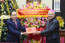 越南国会副主席陈青敏在圣诞节前走访慰问岘港教区主教座堂