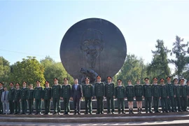 吴明进上将为参加2022年国际军事比赛的越南队加油助威
