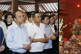 国家主席阮春福上香缅怀胡志明主席