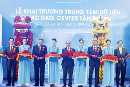 越南国家主席阮春福出席胡志明市新顺CMC数据中心揭牌仪式