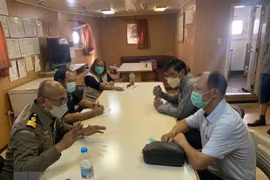  越南驻泰国大使馆协助遇险的辉煌号船上的4名船员回国