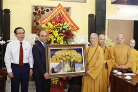越南国家主席阮春福在胡志明市祝贺佛诞节