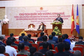 越南国会主席王廷惠会见旅柬越南人社群代表