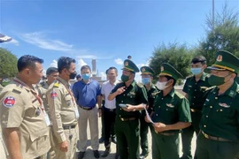 将600多名被骗到柬埔寨非法工作的越南公民送回国