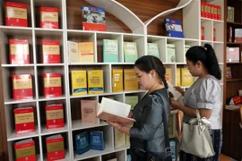 "越老伟大友谊与特殊团结关系”图书展正式开幕