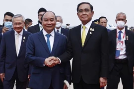 越南国家主席阮春福抵达曼谷 开始访问泰国和出席APEC第29次领导人会议之行
